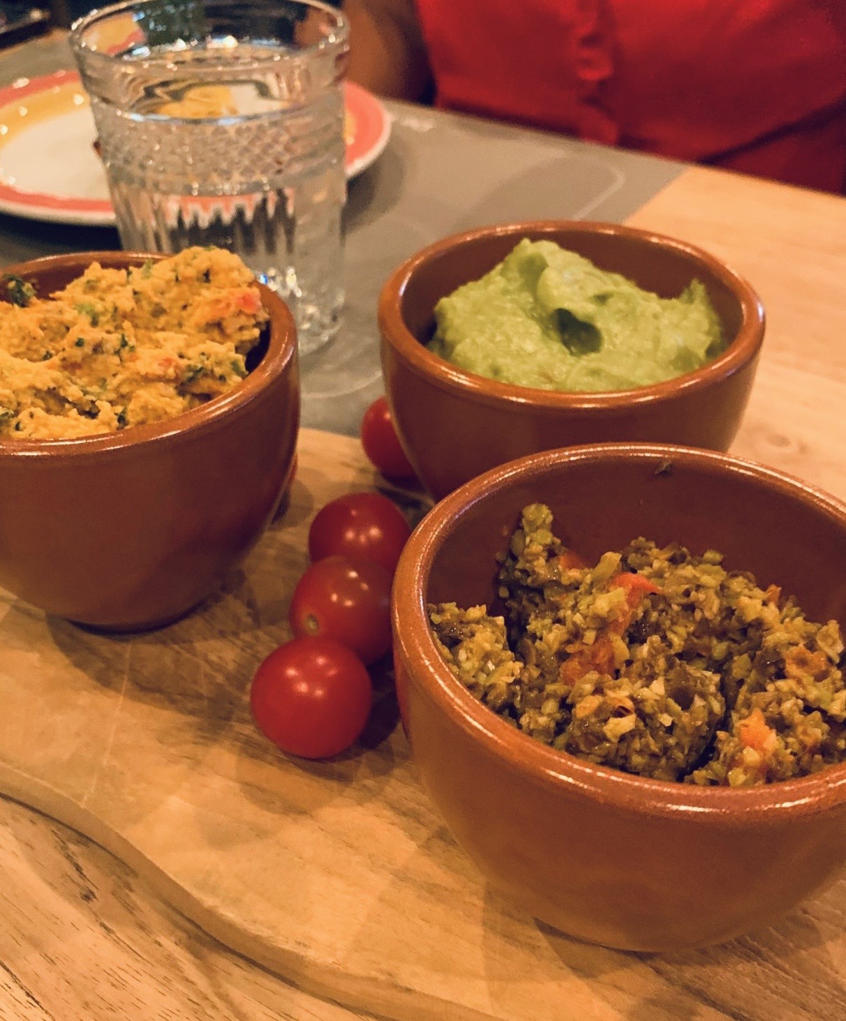 hapjes op tafel voor de lunche 